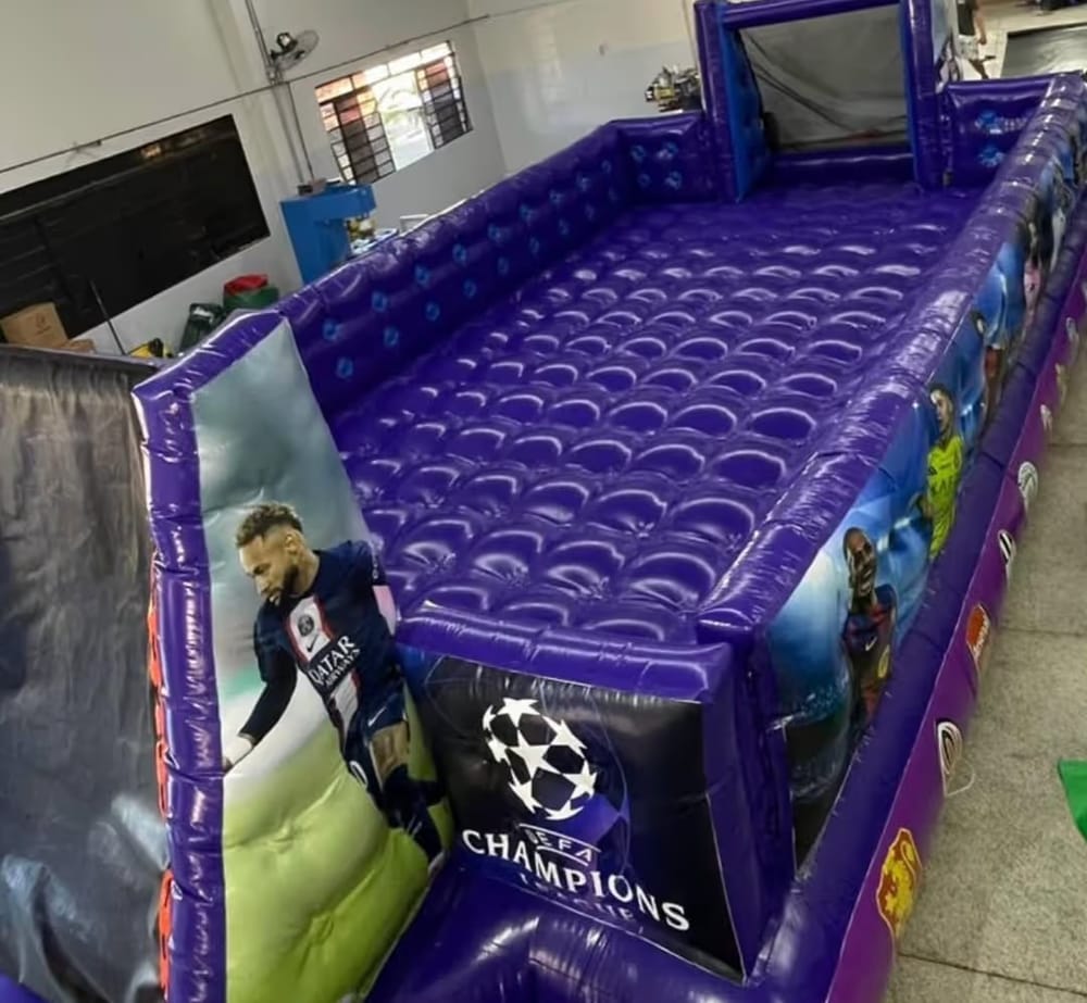 Campo inflável de futebol de sabão roxo com arte de futebol nas laterais