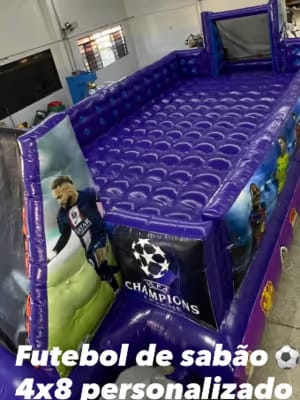 Futebol de sabão 4 por 8 metros personalizado, montado em um salão