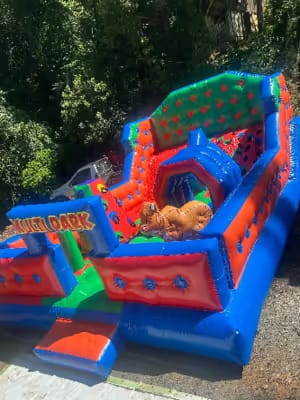 Inflável Multi Park com obstáculos e escorregador